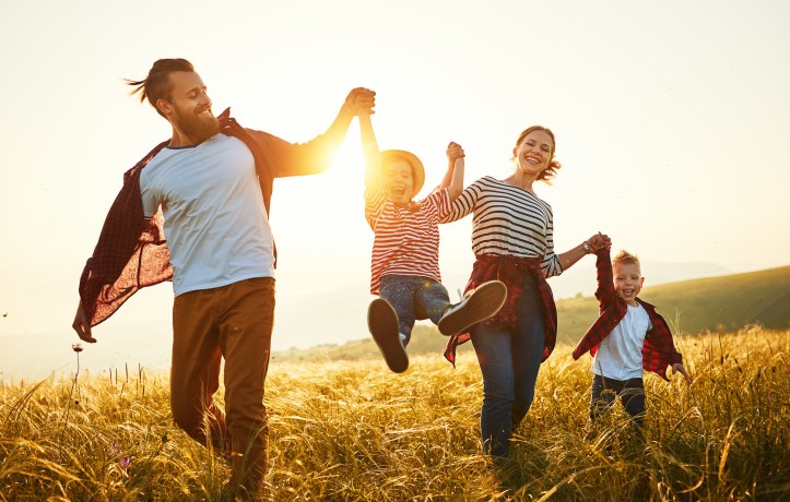 familia brinca em viagem com filhos
