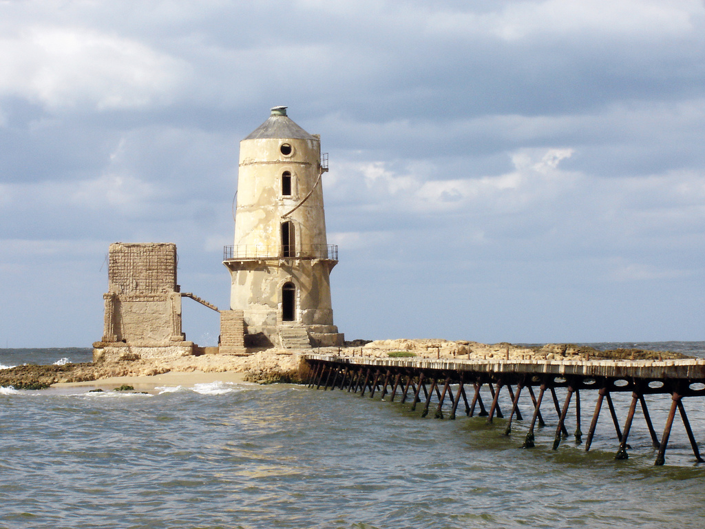 Curiosidades Históricas - Sete Maravilhas do Mundo Antigo - O Farol de  Alexandria O Farol de Alexandria foi construído entre 280 e 247 a.C.  durante o governo ptolemaico do Egito, na cidade